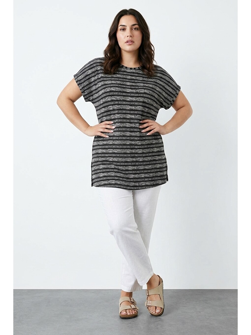 Siyah Çizgili Yırtmaçlı T-shirt-4