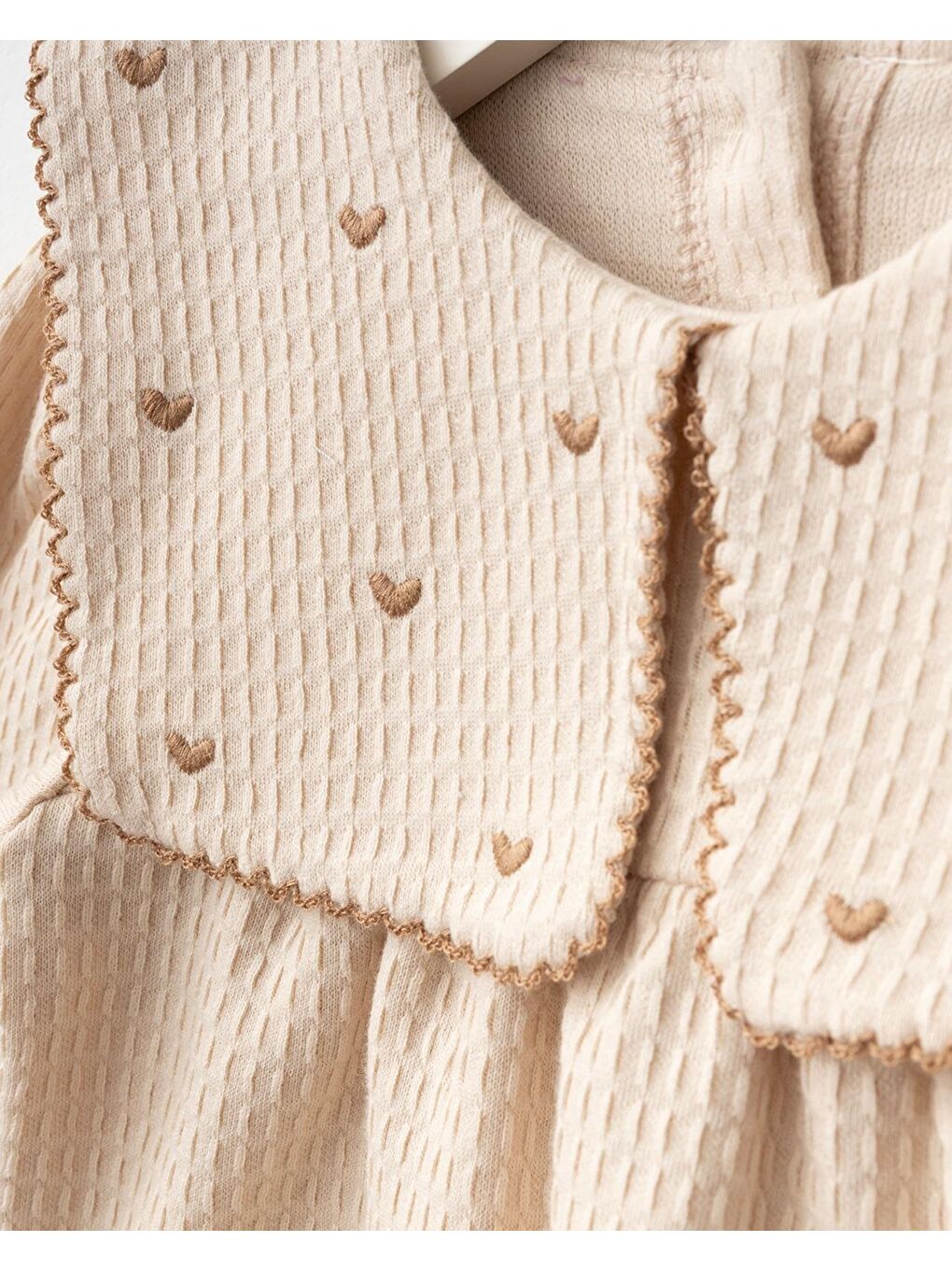 Kız Çocuk Pamuklu Bej Kalp Nakışlı Fırfırlı Elbise Ve Saç Bandı Seti - Waffle Dokulu-3