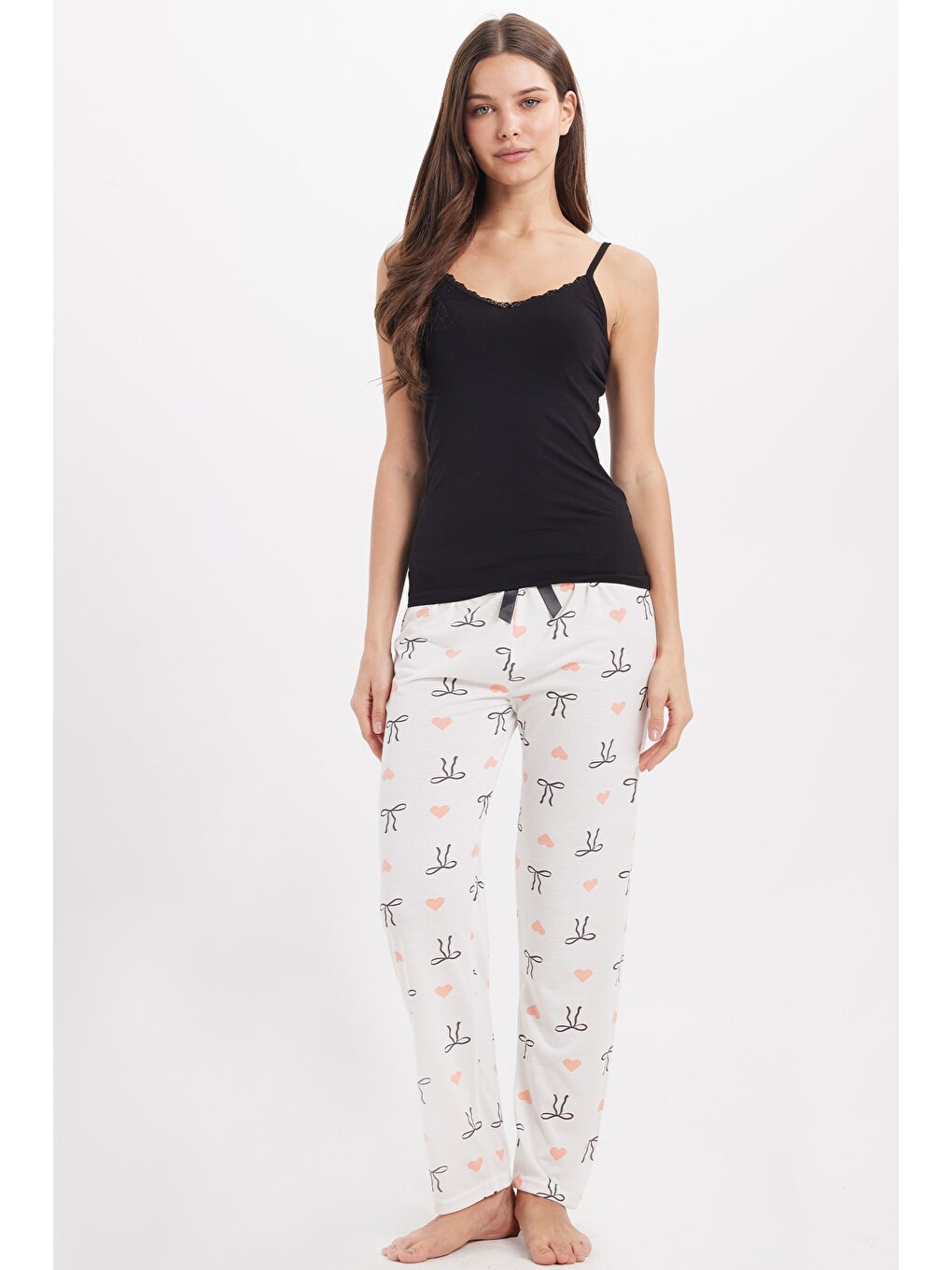 Kadın Slim Fit Dar Kesim Pamuklu İnce Askılı Dantel Detaylı Siyah Crop Atlet-1