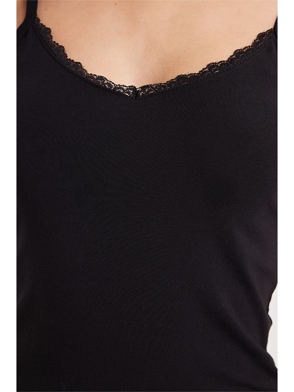 Kadın Slim Fit Dar Kesim Pamuklu İnce Askılı Dantel Detaylı Siyah Crop Atlet-3