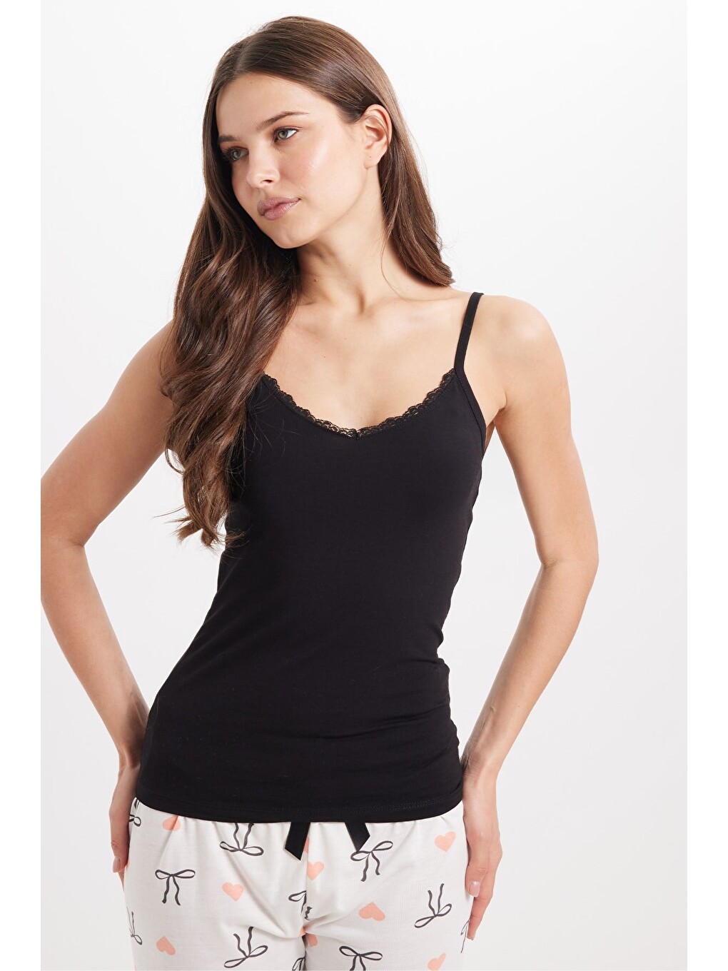 Kadın Slim Fit Dar Kesim Pamuklu İnce Askılı Dantel Detaylı Siyah Crop Atlet-6