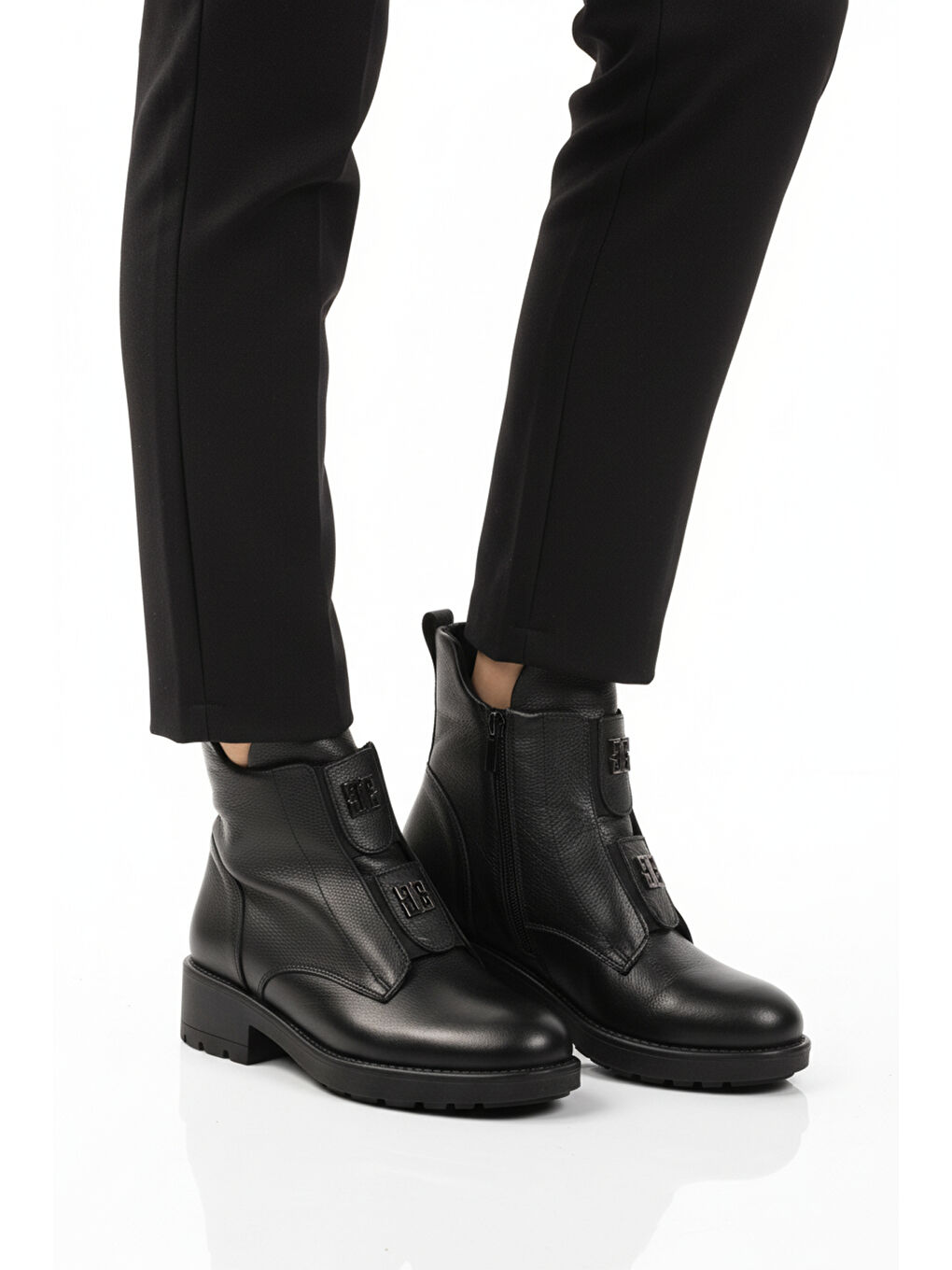 Siyah Hakiki Deri Fermuarlı Kadın Bot 24102-1 Z