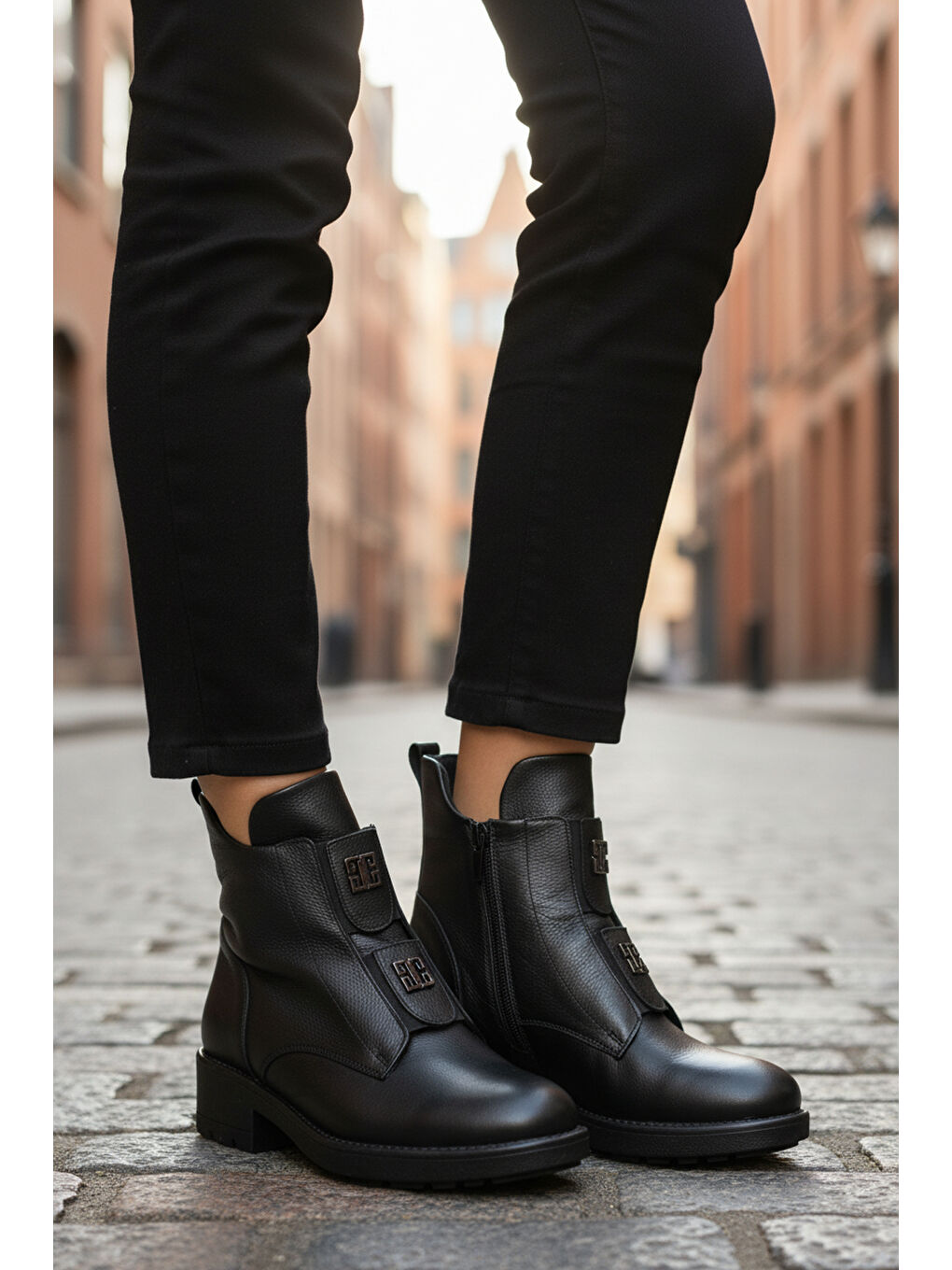 Siyah Hakiki Deri Fermuarlı Kadın Bot 24102-1 Z-2