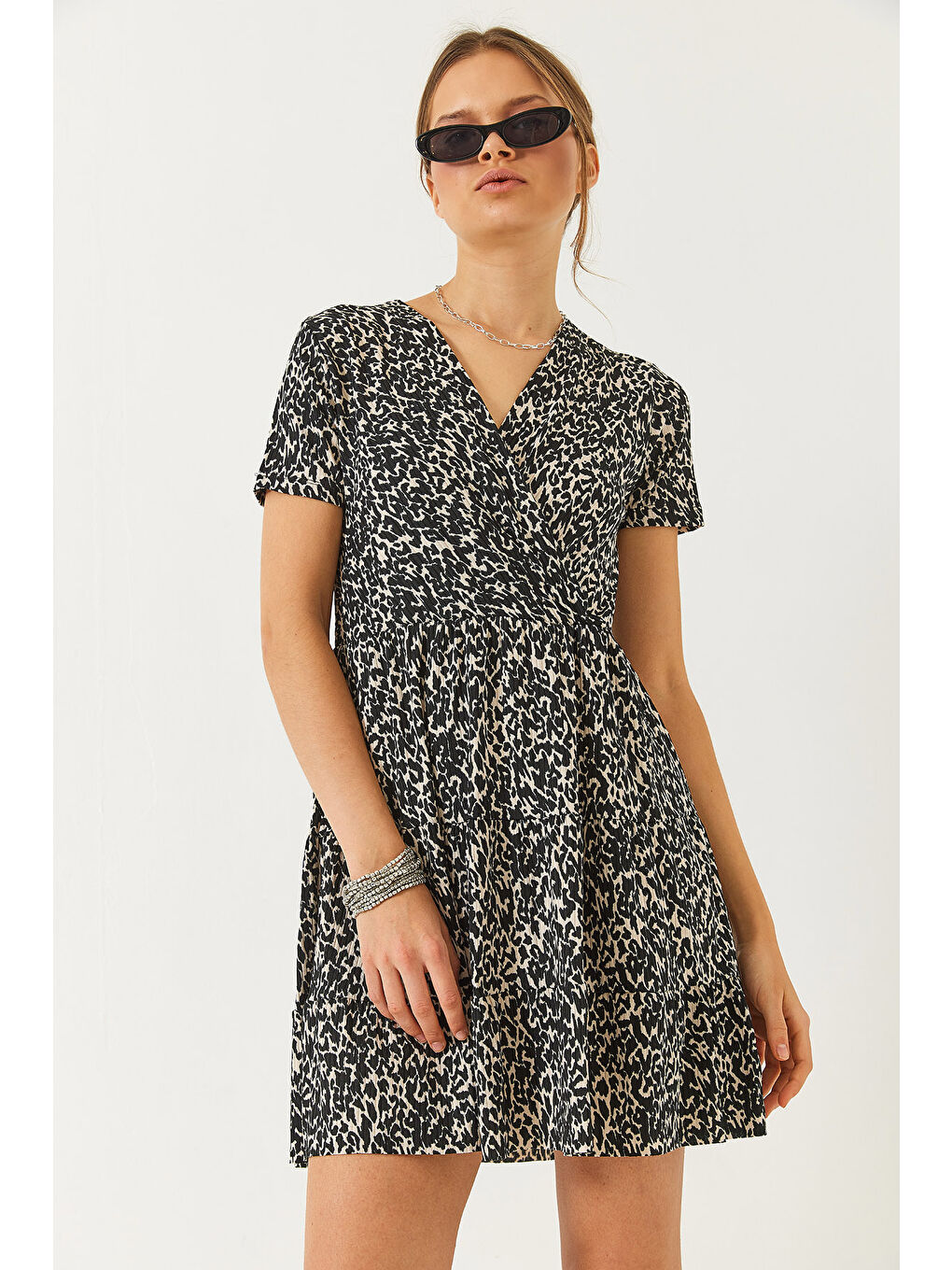 Siyah Kadın Kruvaze Yaka Desenli Kısa Kollu Mini Elbise-3