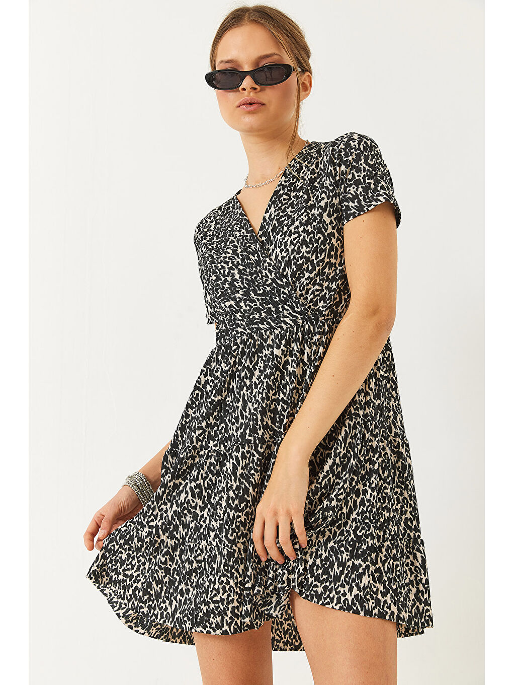 Siyah Kadın Kruvaze Yaka Desenli Kısa Kollu Mini Elbise-4