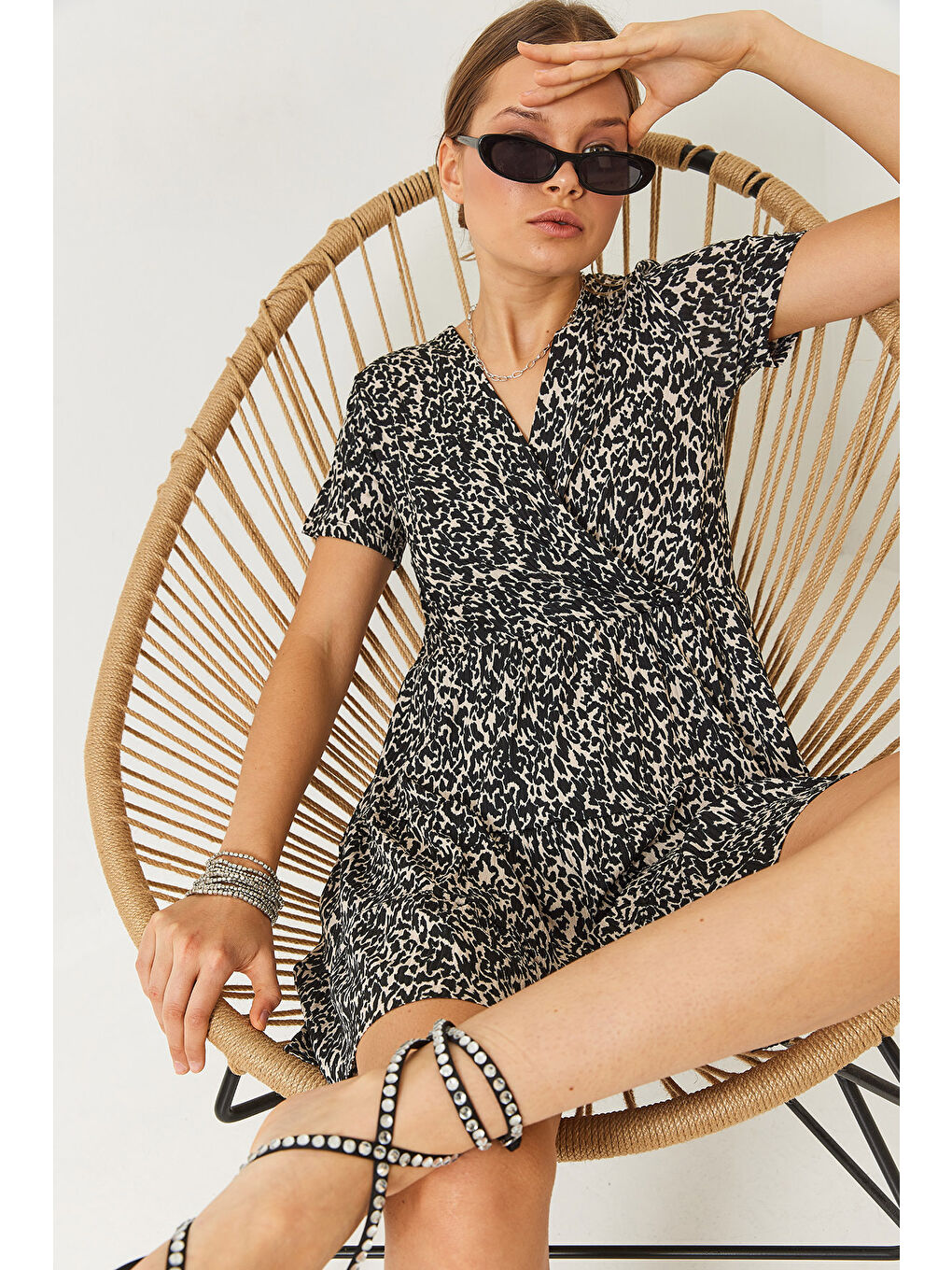 Siyah Kadın Kruvaze Yaka Desenli Kısa Kollu Mini Elbise-5