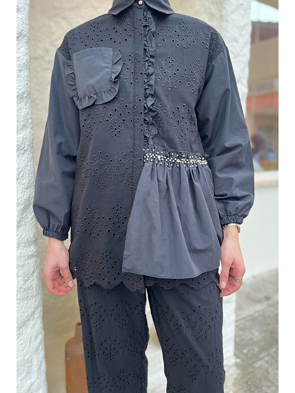 Siyah Kadın Taşlı Ve Fırfırlı Tek Cepli Tesettür Fistolu Gömlek (S-M-L Beden Uyumludur.)-4
