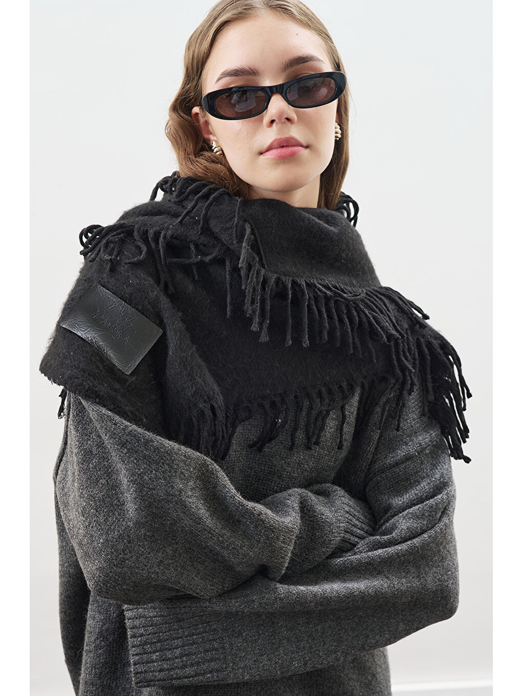 Püsküllü Atkı Siyah-1