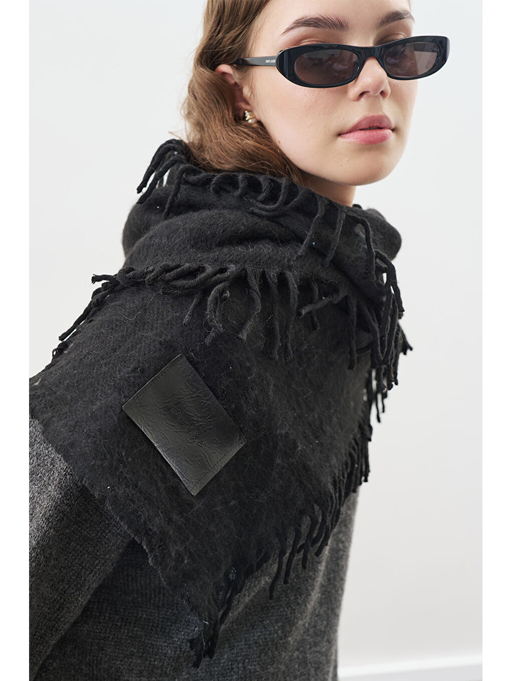 Püsküllü Atkı Siyah-2