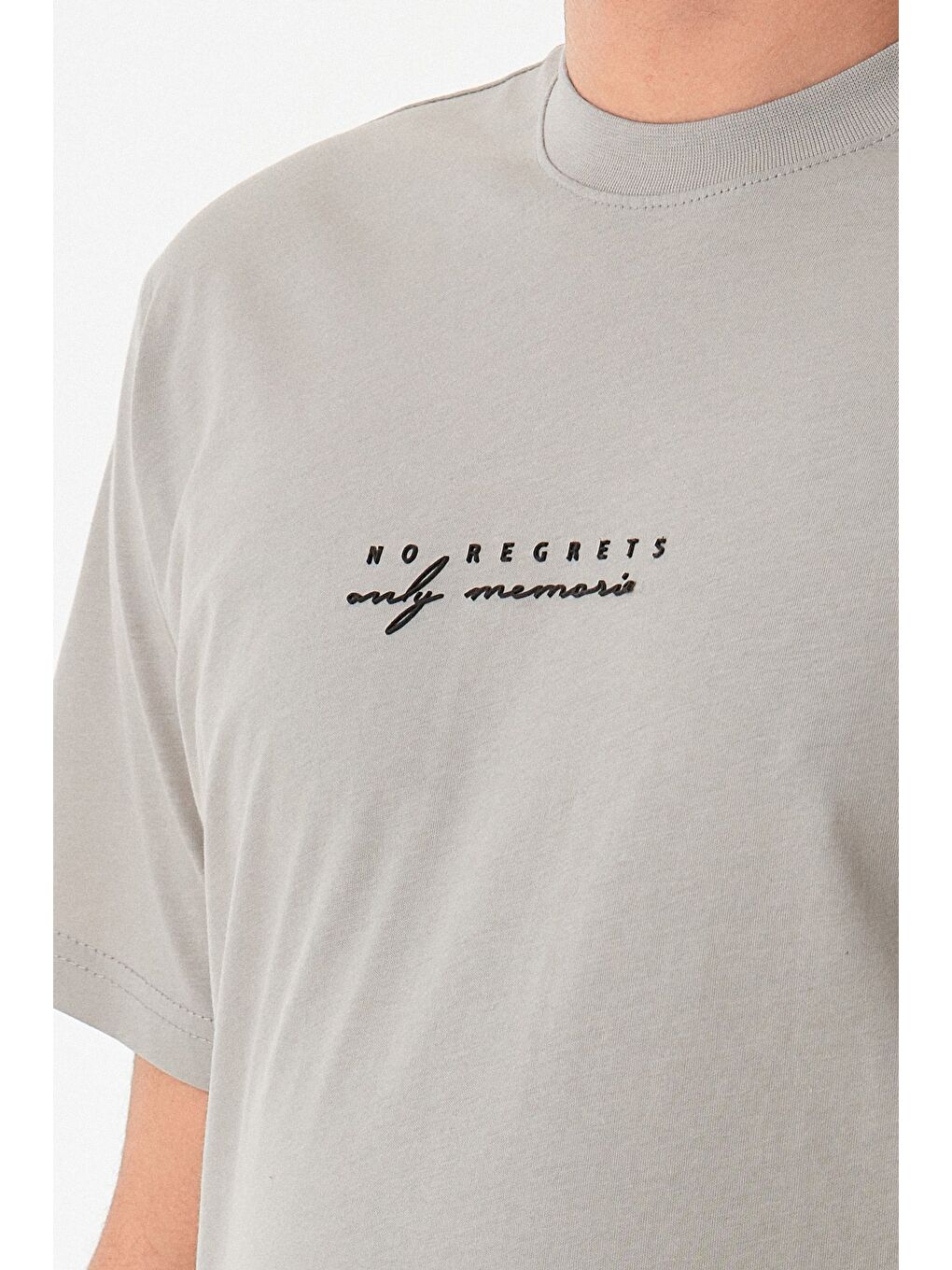 Bej Kabartma Baskılı Bisiklet Yaka Tişört-4