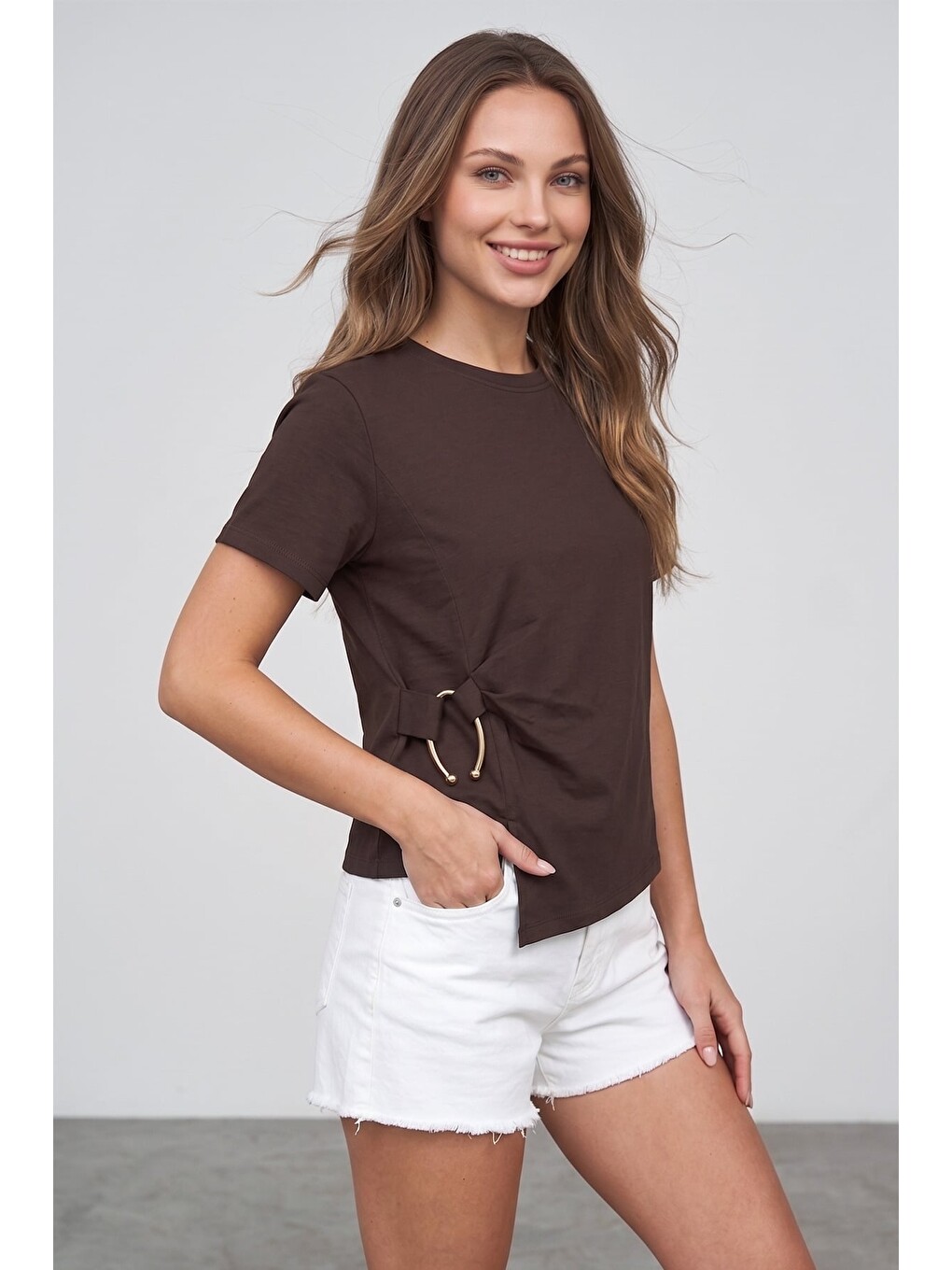 Kahverengi Gold Aksesuarlı Asimetrik Kesim Tişört-1
