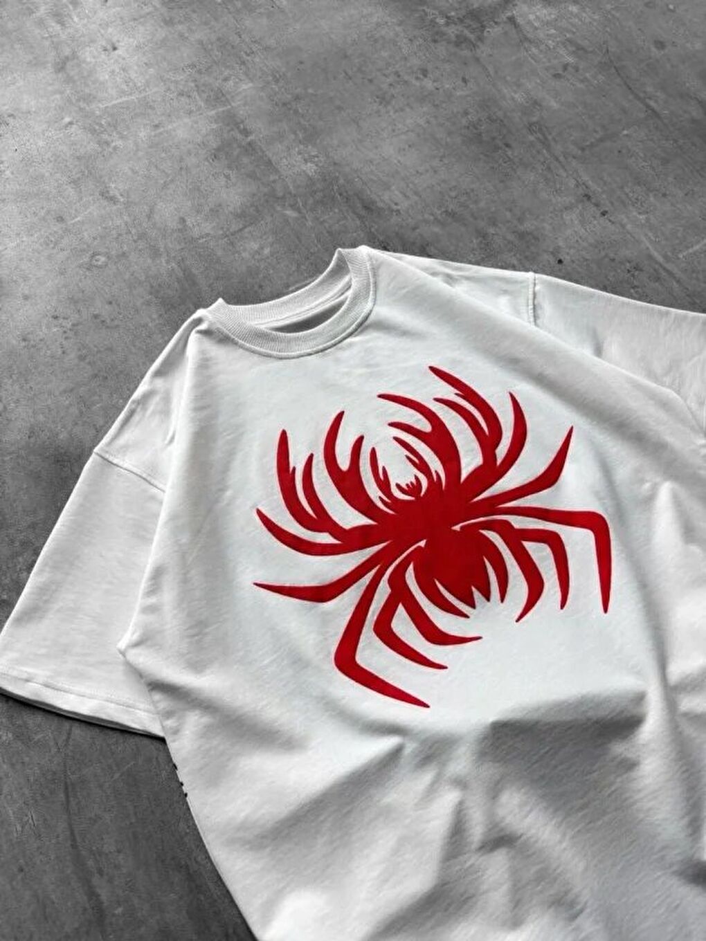 Beyaz Örümcek Baskılı Tişört