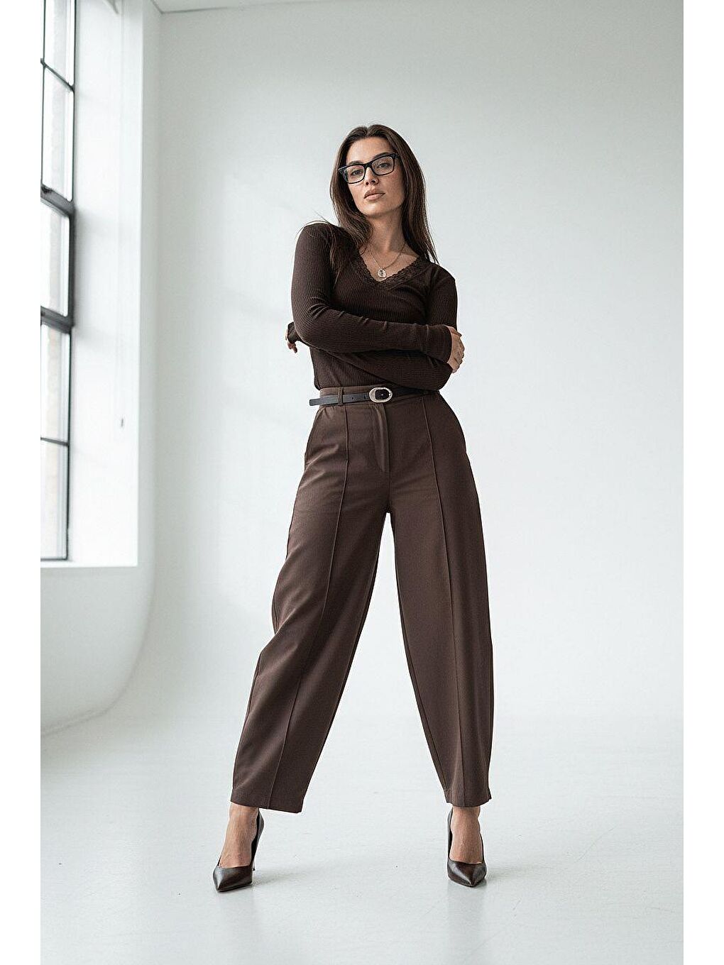 Kahverengi Modern Kesim Kemerli Yüksek Bel Bol Paça Kumaş Pantolon Mg2618