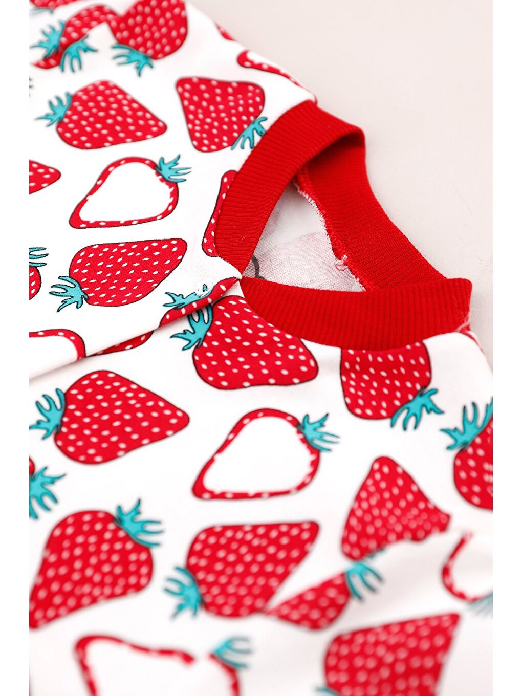 Beyaz %100 Pamuk Çilek Baskılı Çıtçıtlı Kız Çocuk Pijama Takımı-2