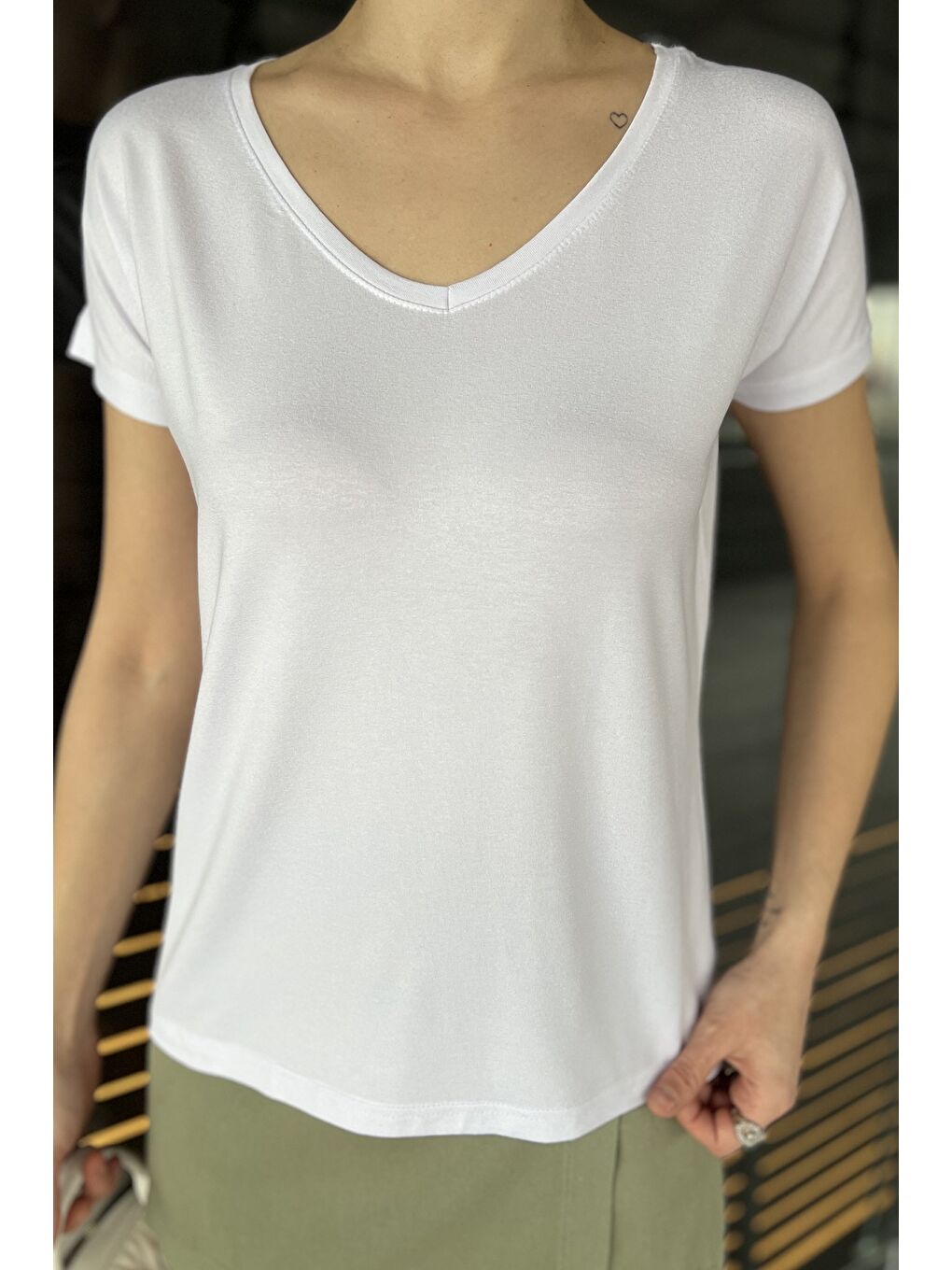 Beyaz V Yaka Kadın Tişört-2