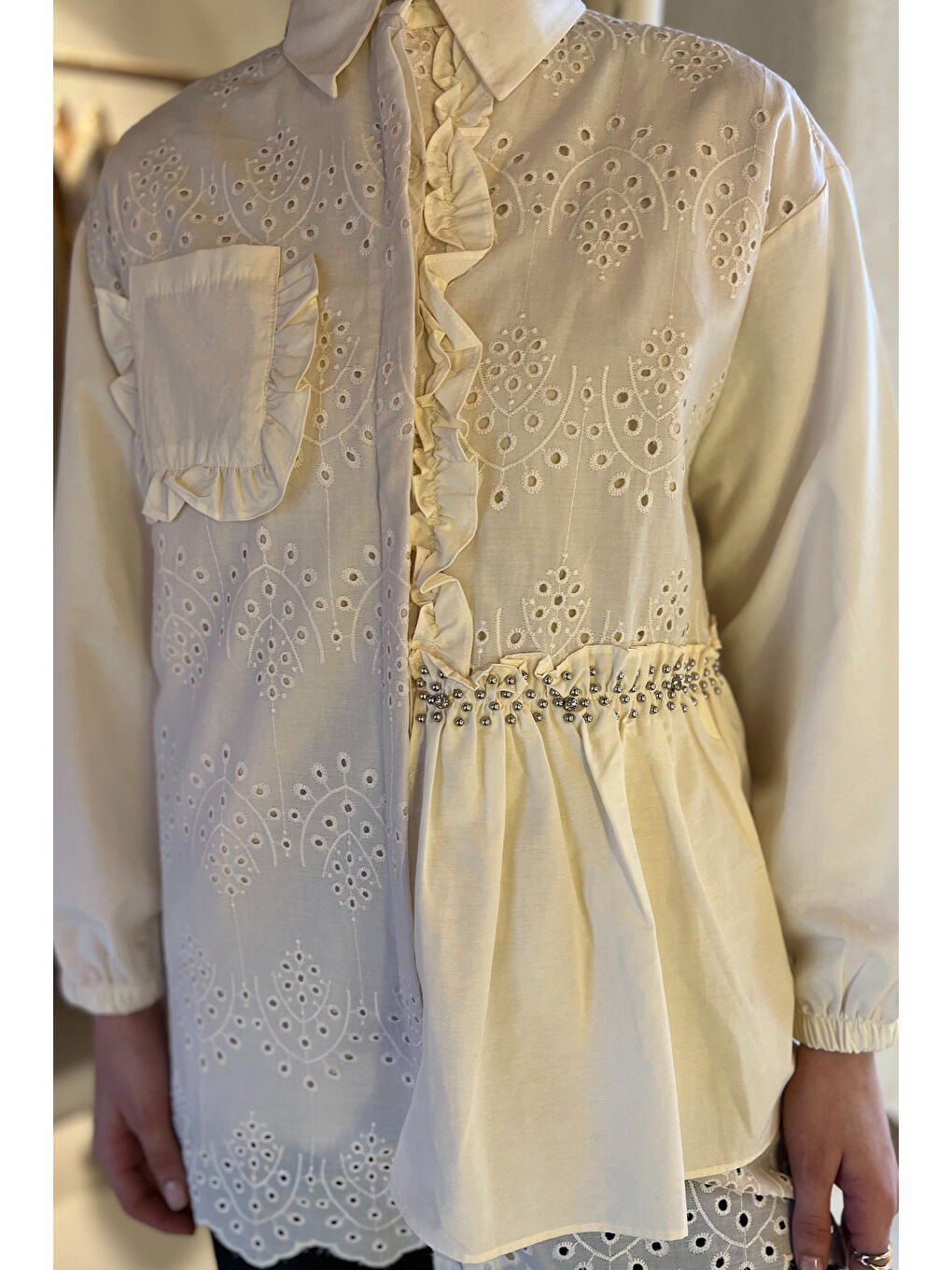 Bej Kadın Taşlı Ve Fırfırlı Tek Cepli Tesettür Fistolu Gömlek (S-M-L Beden Uyumludur.)-4