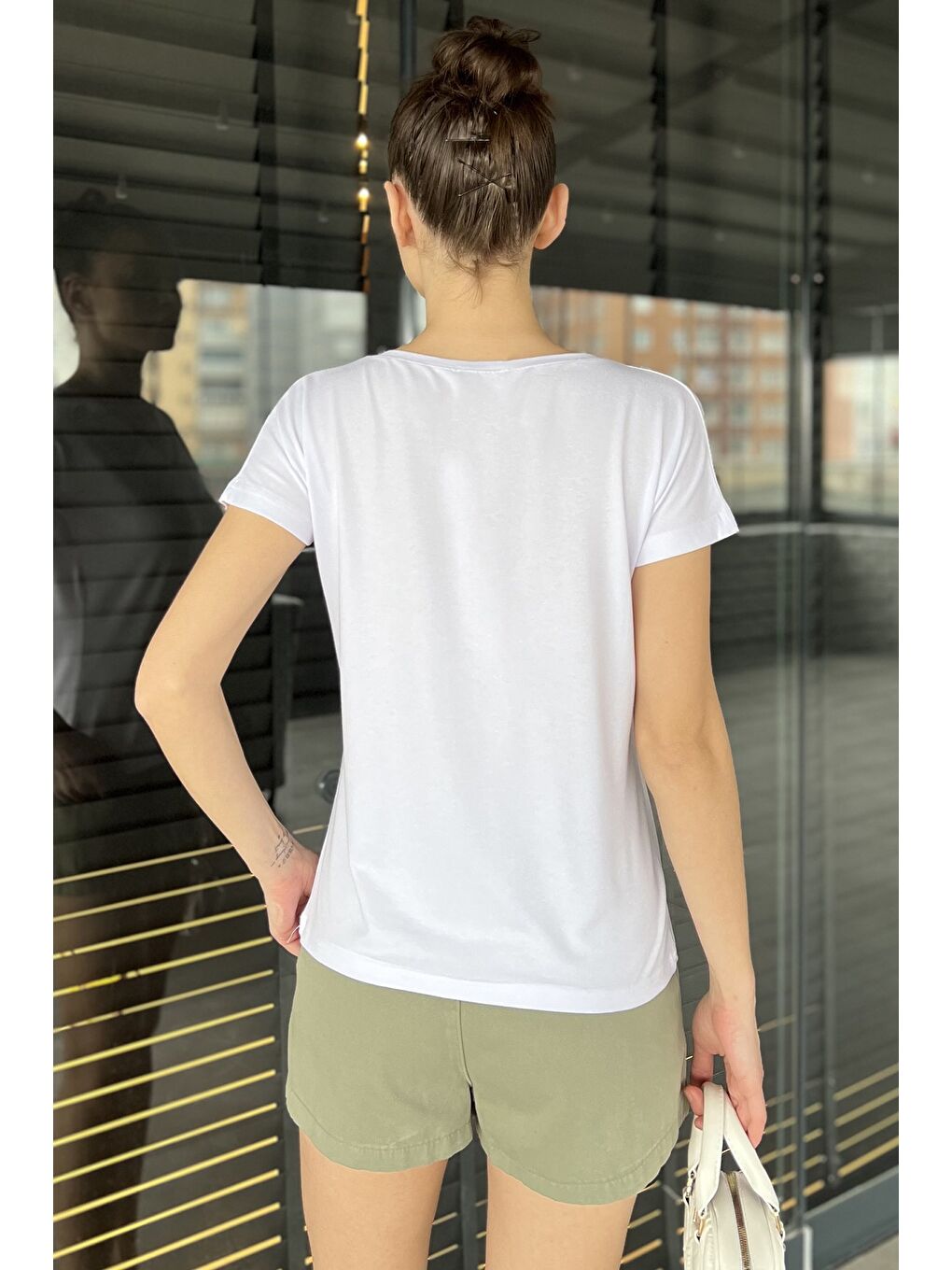 Beyaz V Yaka Kadın Tişört-3