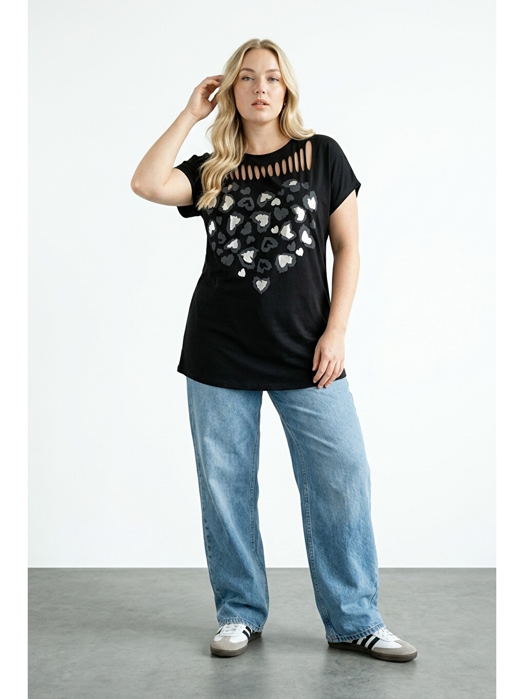 Siyah Metalik Baskılı Yırtık Detaylı T-shirt