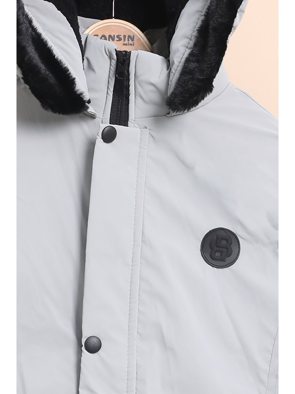 Koyu Gri Erkek Çocuk Armalı Kürklü Kapüşonlu İçi Polarlı Şişme Mont 24935-3