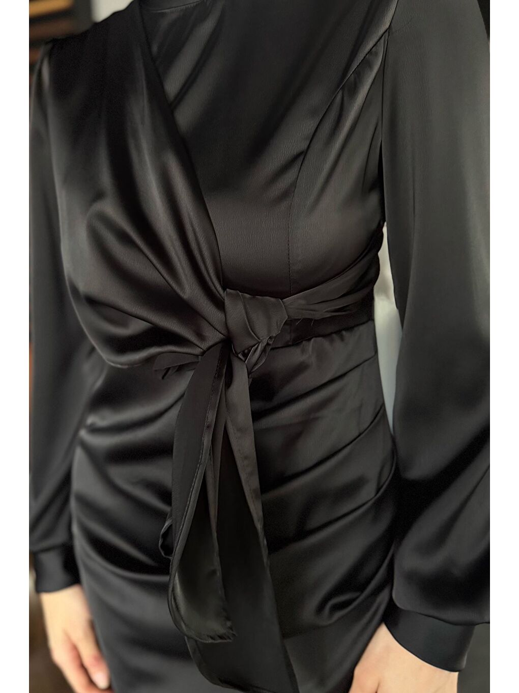 Siyah Yan Bağlama Detaylı Drapeli Tesettür Saten Abiye Elbise-4