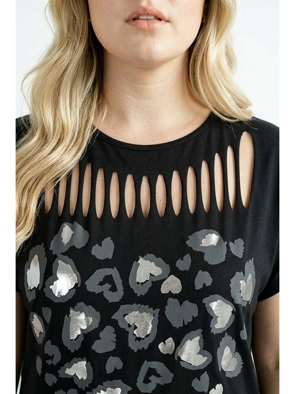 Siyah Metalik Baskılı Yırtık Detaylı T-shirt-4