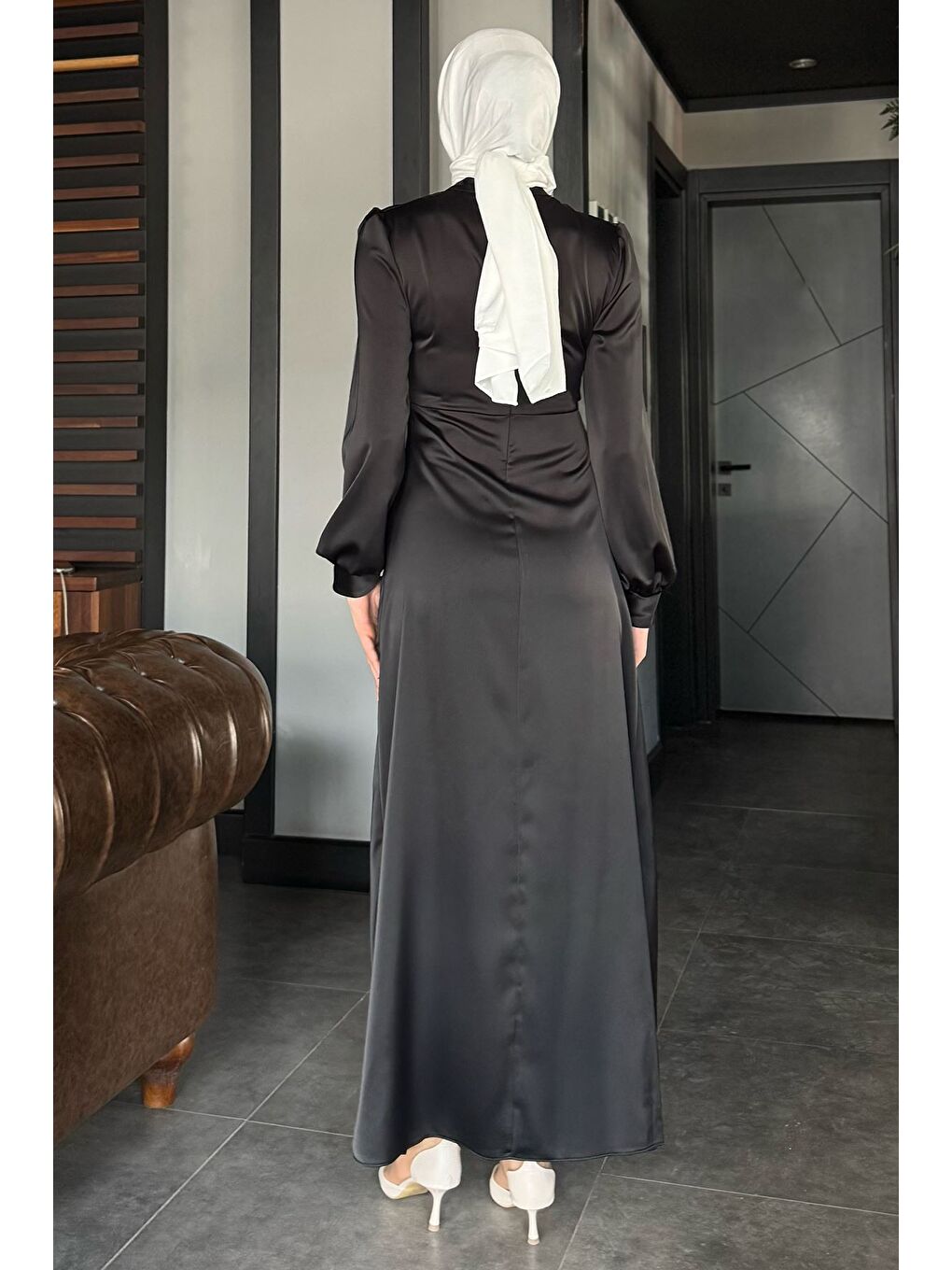 Siyah Yan Bağlama Detaylı Drapeli Tesettür Saten Abiye Elbise-6