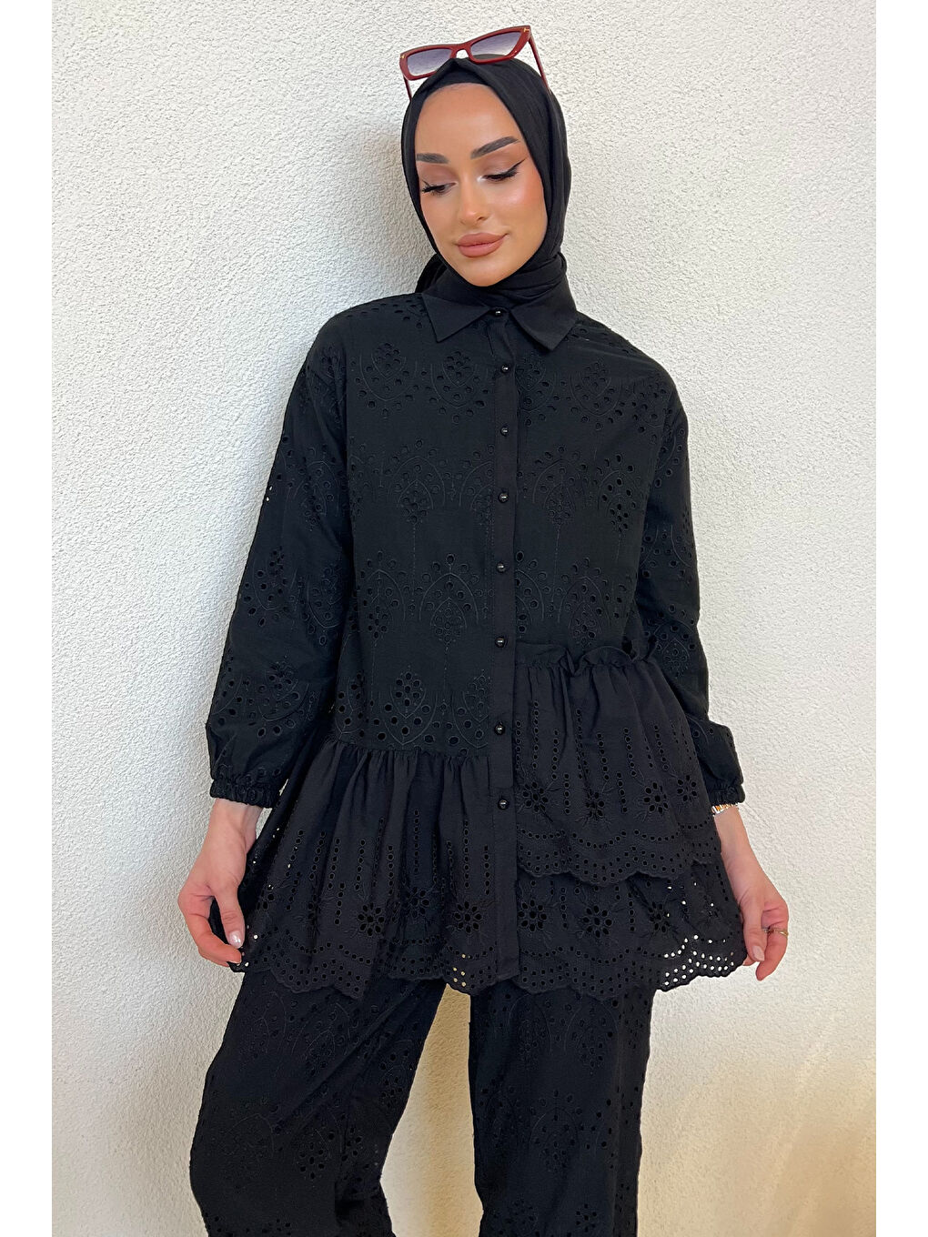 Siyah Kadın İnci Düğmeli Fırfırlı Tesettür Fistolu Gömlek-1