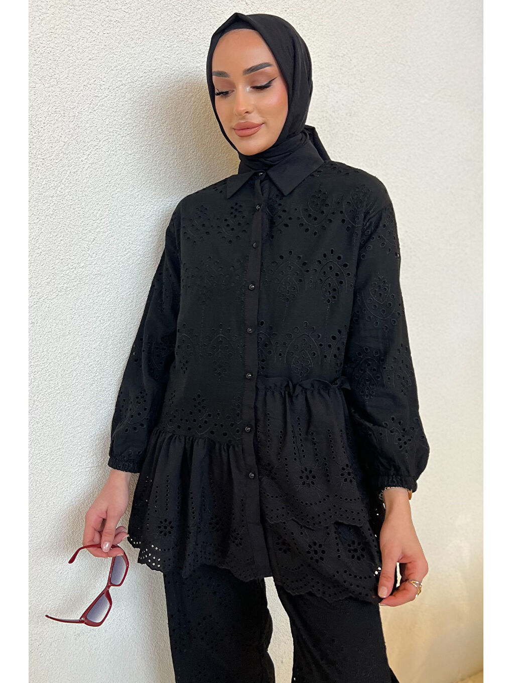 Siyah Kadın İnci Düğmeli Fırfırlı Tesettür Fistolu Gömlek-2