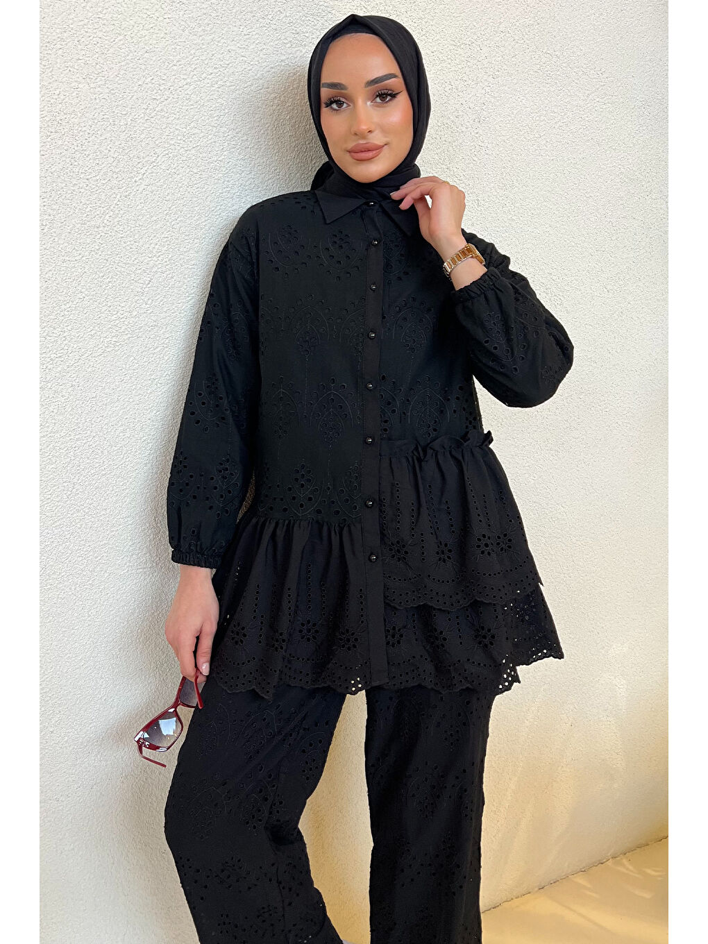 Siyah Kadın İnci Düğmeli Fırfırlı Tesettür Fistolu Gömlek-4