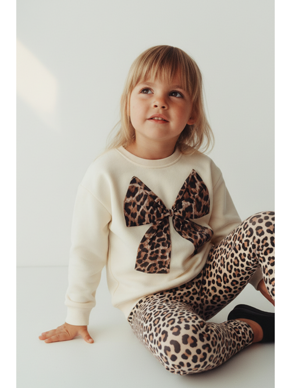 Karışık Kız Çocuk Pamuklu Krem Leopar Fiyonk Sweatshirt Takım - Leopar Desenli Taytlı Günlük Model