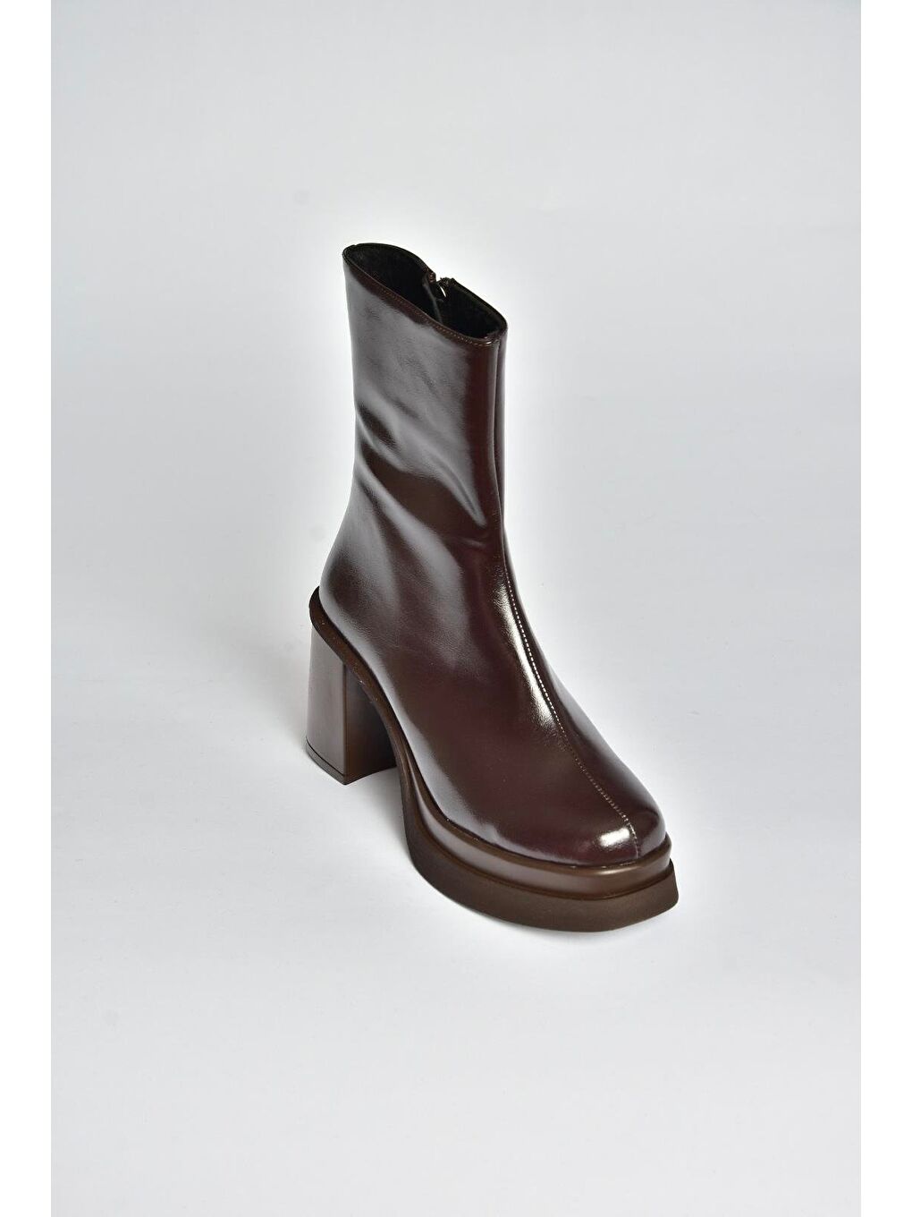 Kahverengi Kadın Bot V272784260-1