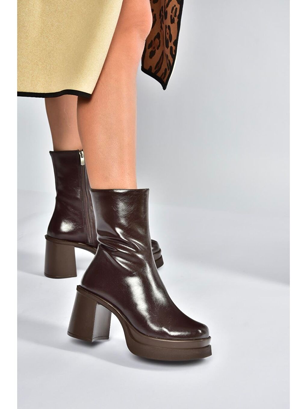 Kahverengi Kadın Bot V272784260-2