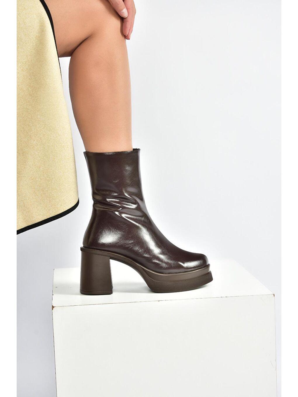 Kahverengi Kadın Bot V272784260-3