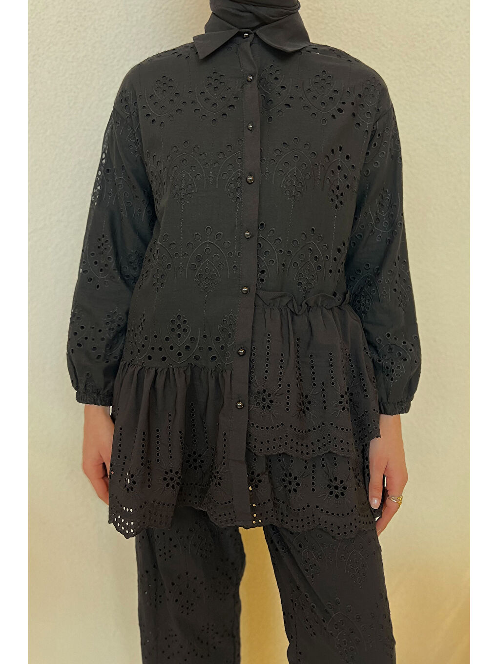 Siyah Kadın İnci Düğmeli Fırfırlı Tesettür Fistolu Gömlek-7