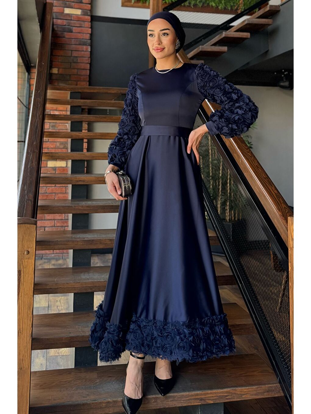 Lacivert Eteği Ve Kolları Gül Detaylı Tesettür Saten Abiye Elbise