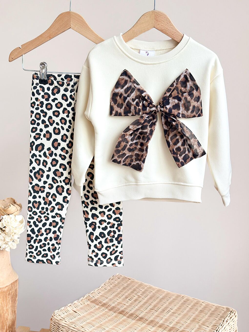 Karışık Kız Çocuk Pamuklu Krem Leopar Fiyonk Sweatshirt Takım - Leopar Desenli Taytlı Günlük Model-1