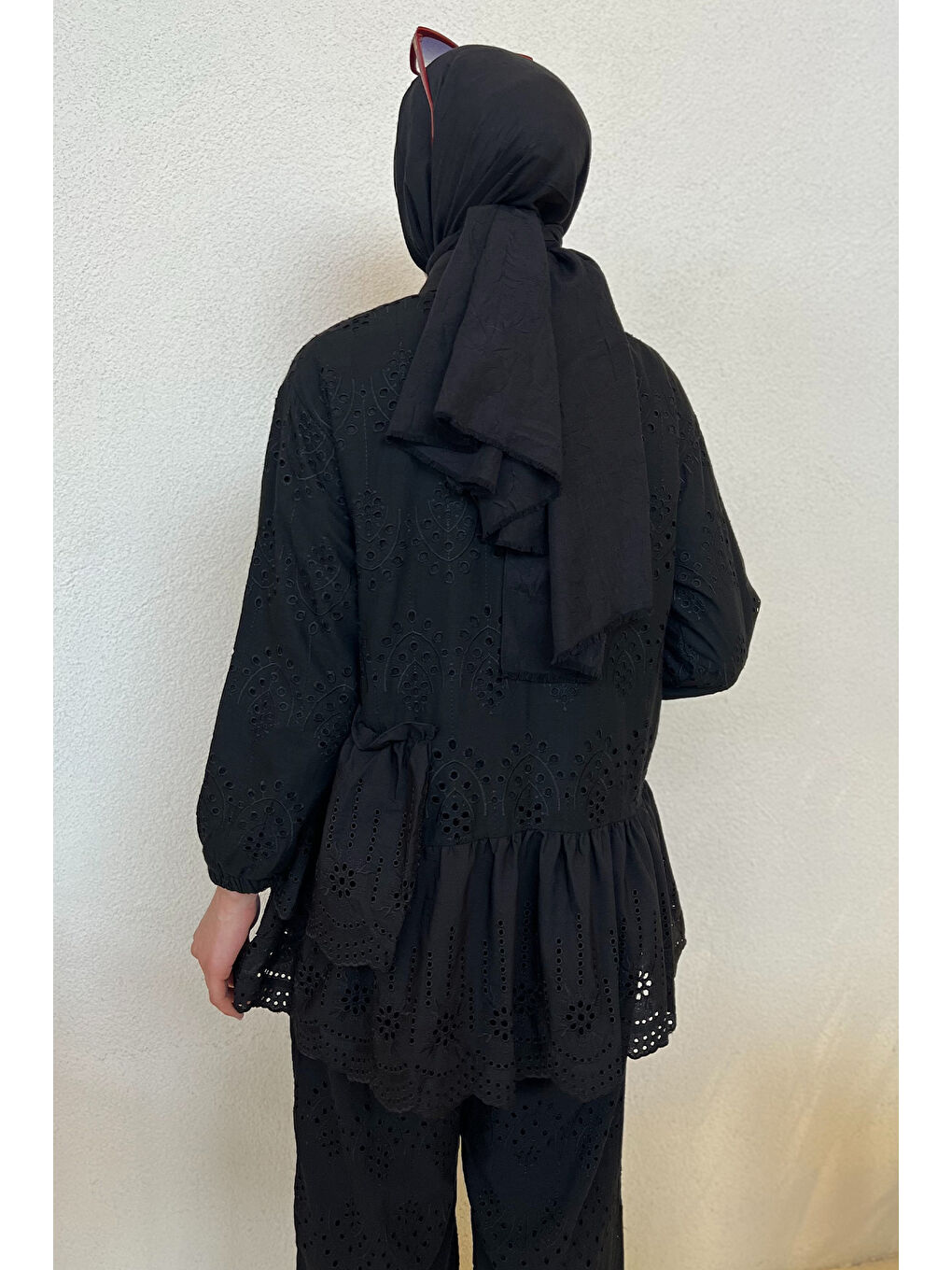 Siyah Kadın İnci Düğmeli Fırfırlı Tesettür Fistolu Gömlek-8