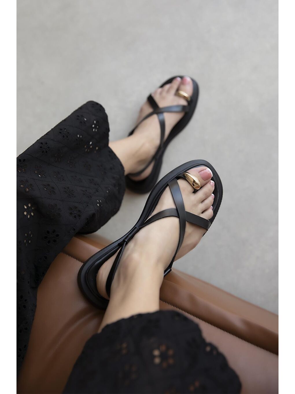 Puket Kadın Parmak Arası Deri Sandalet Siyah-1