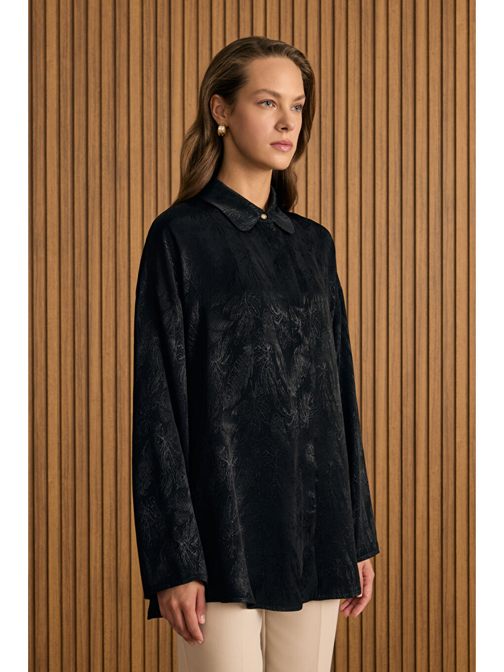 Siyah Dokusu Desenli Rayon Gömlek-1