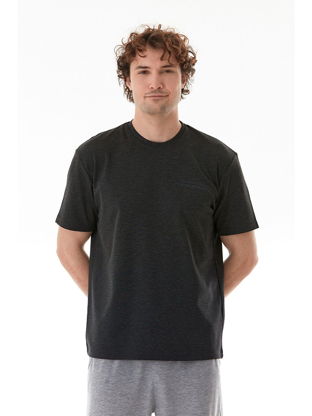 Siyah Yazı Kabartma Baskılı Bisiklet Yaka Tişört