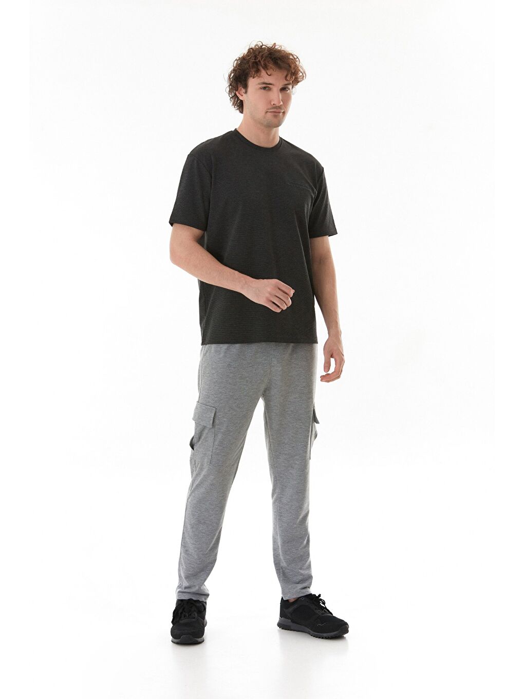 Siyah Yazı Kabartma Baskılı Bisiklet Yaka Tişört-1