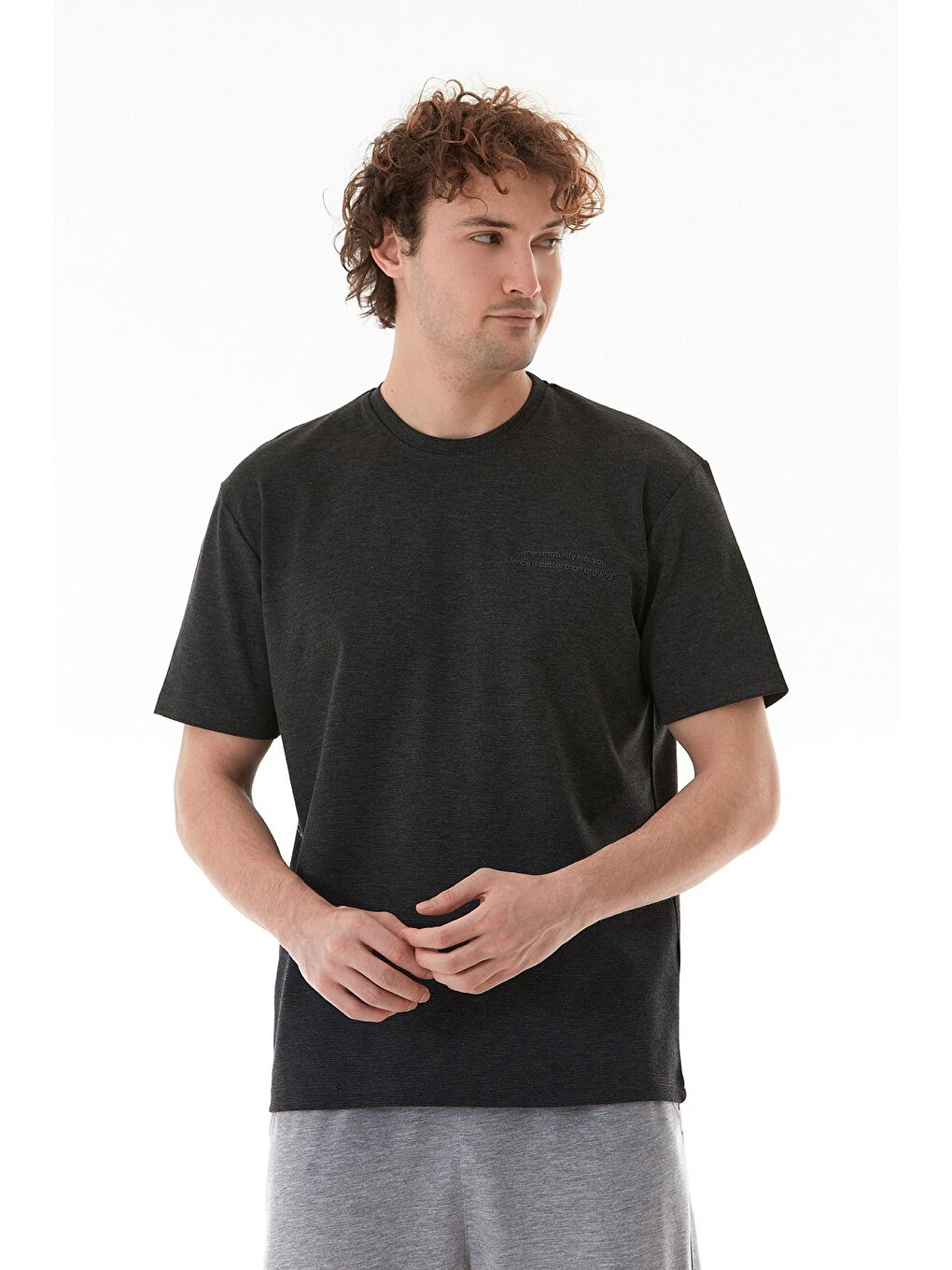 Siyah Yazı Kabartma Baskılı Bisiklet Yaka Tişört-2