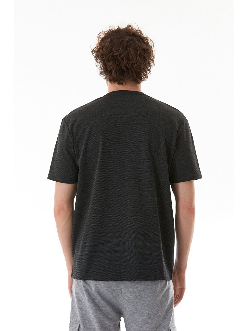 Siyah Yazı Kabartma Baskılı Bisiklet Yaka Tişört-4