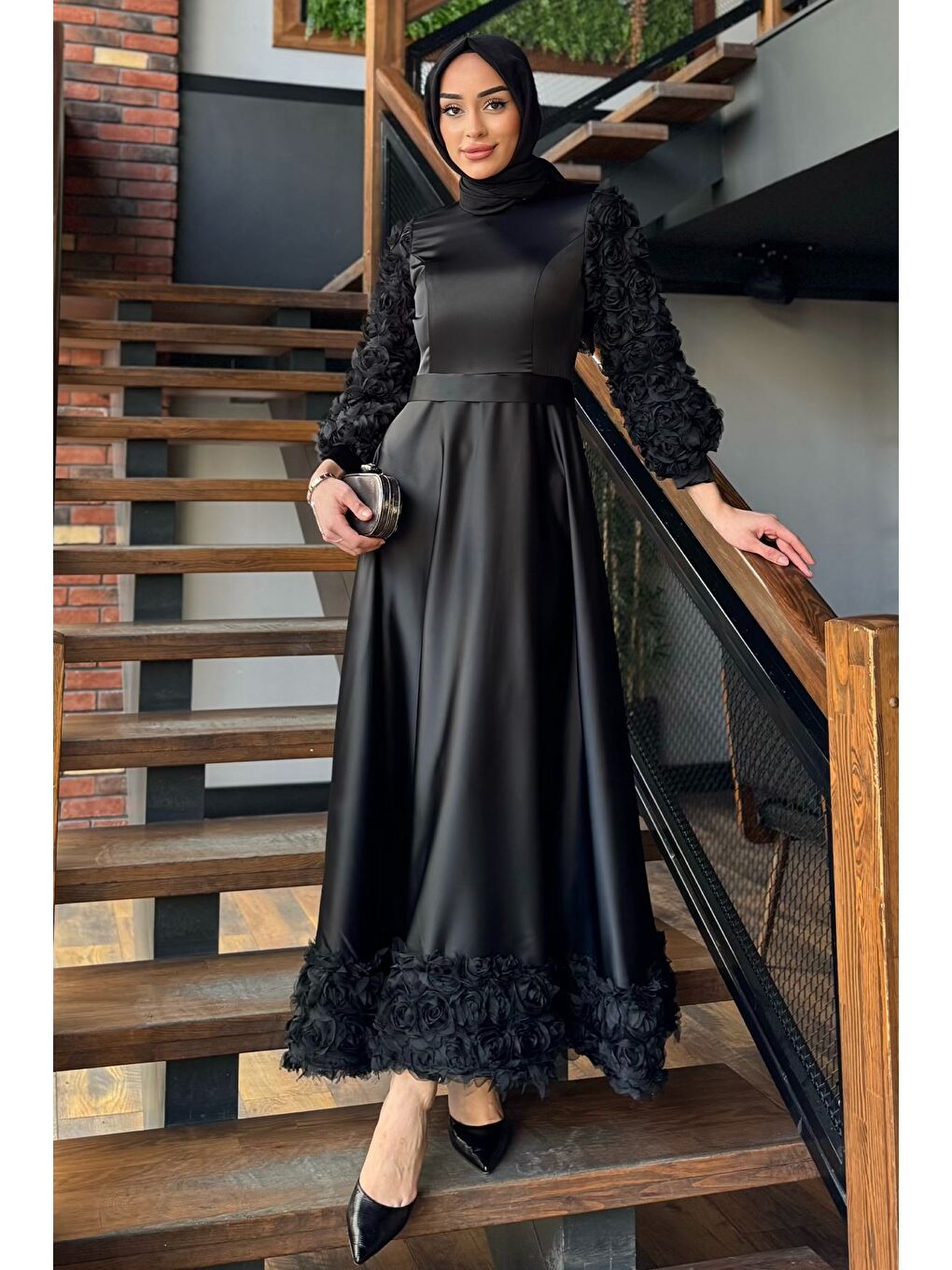 Siyah Eteği Ve Kolları Gül Detaylı Tesettür Saten Abiye Elbise