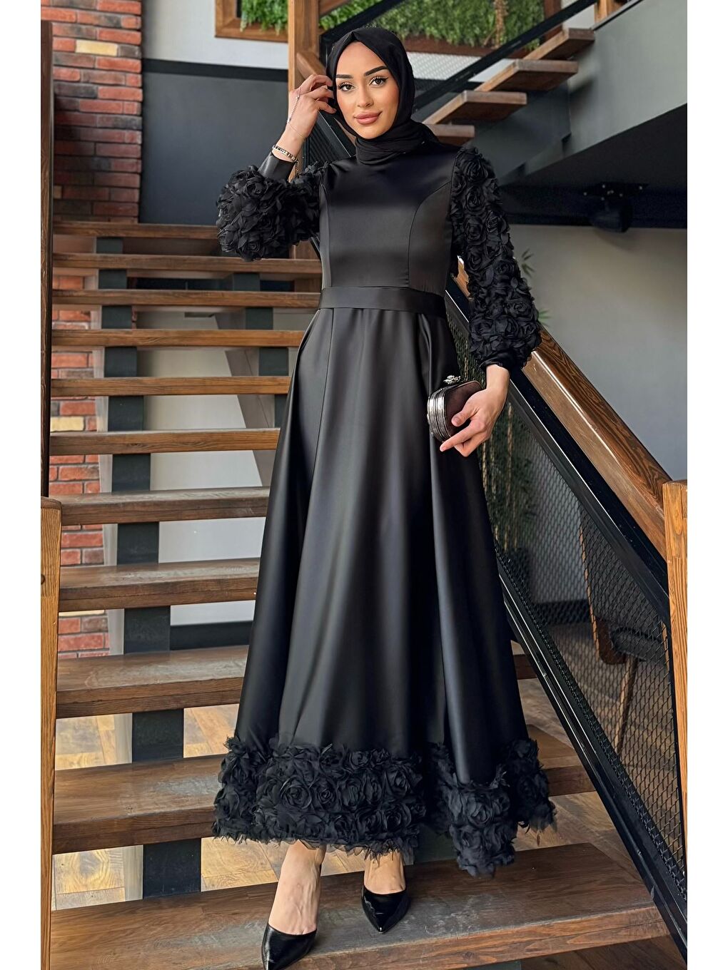 Siyah Eteği Ve Kolları Gül Detaylı Tesettür Saten Abiye Elbise-1