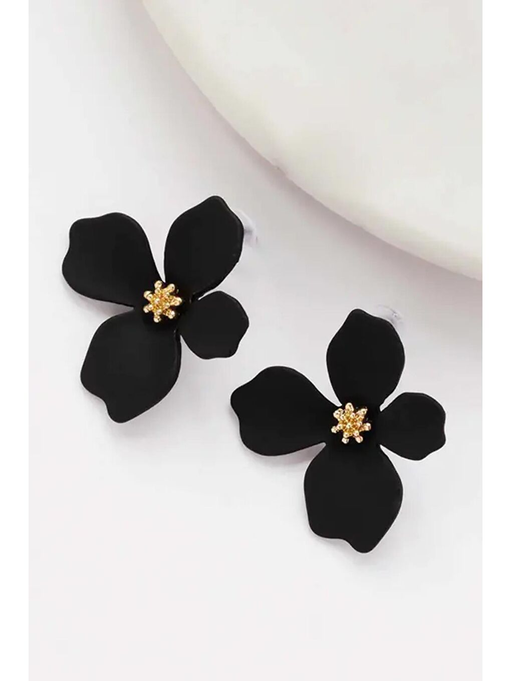 Siyah Zarif Çiçekli Çivi Küpe-1