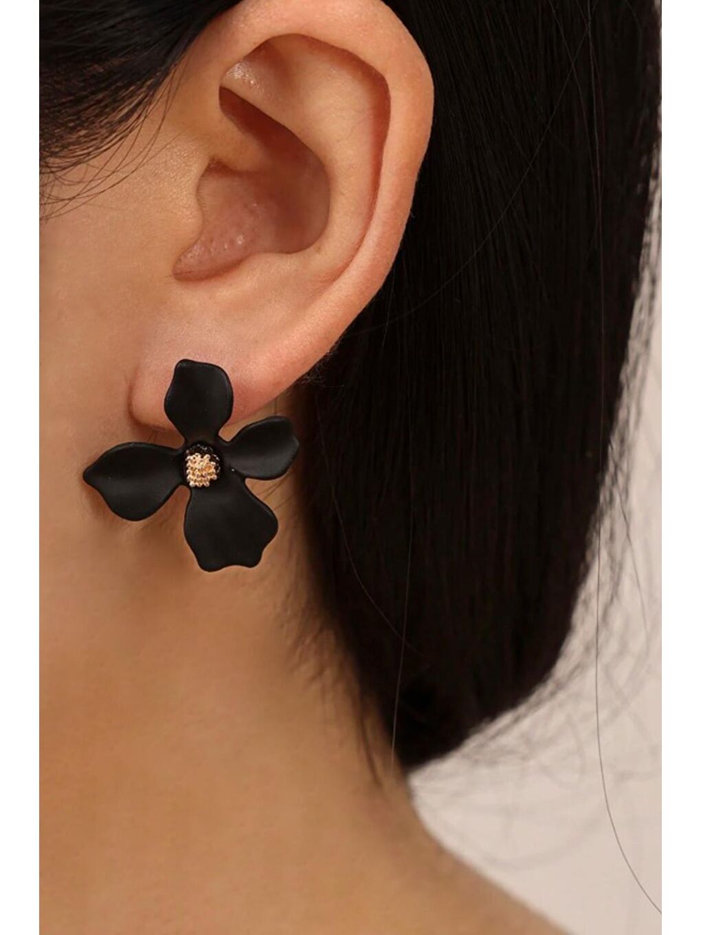 Siyah Zarif Çiçekli Çivi Küpe-2