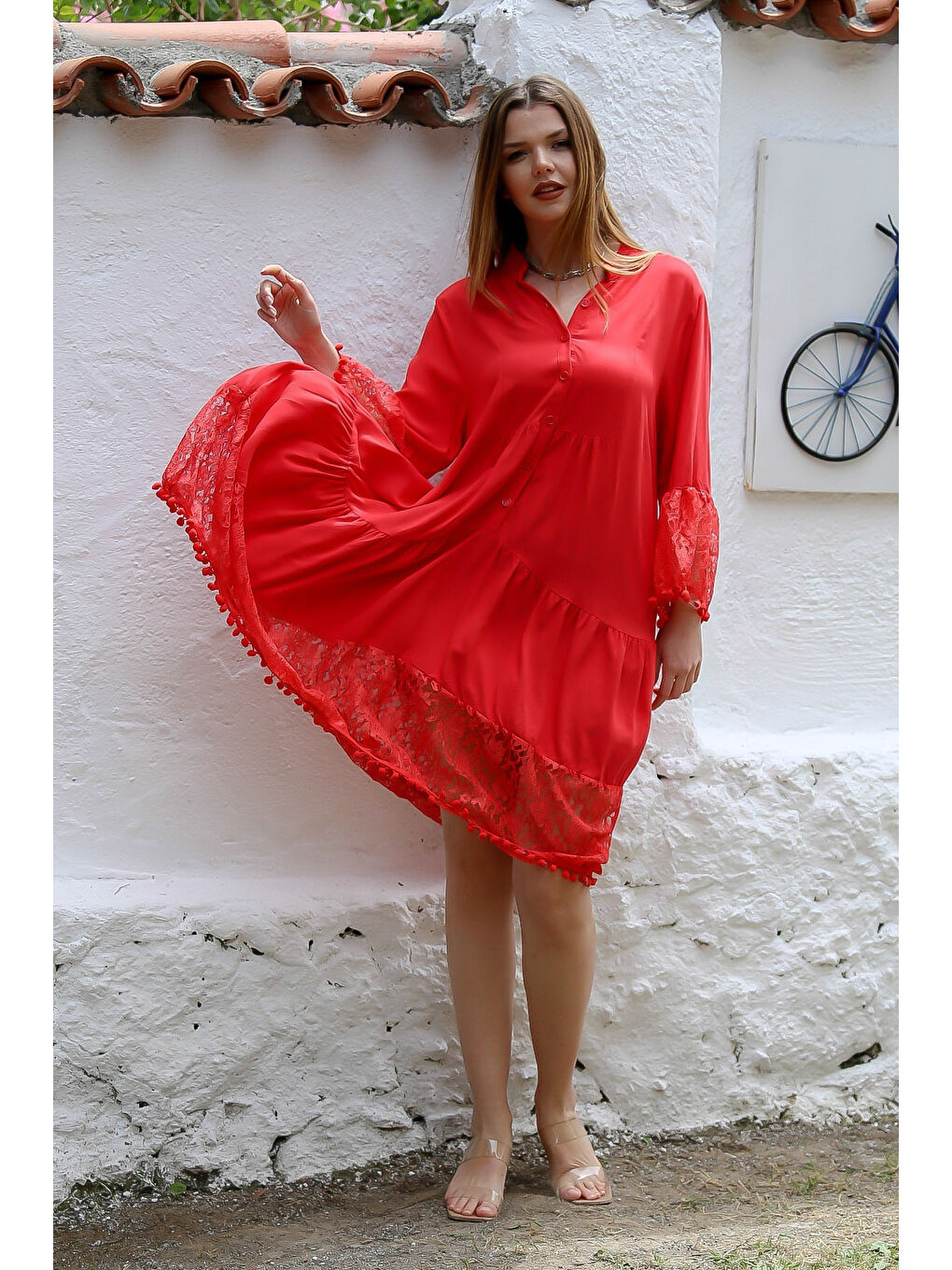 Kırmızı Hakim Yaka 3/4 Kol Düğmeli Eteği Fırfırlı Ponponlu Dantel Dokuma Casual Elbise-1