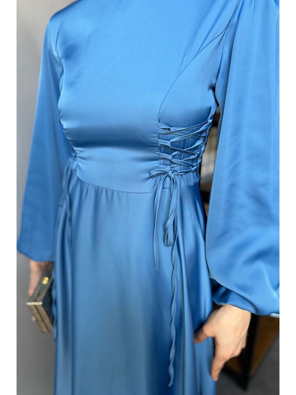 Mavi Yan Bağcık Detaylı Tesettür Saten Abiye Elbise-4