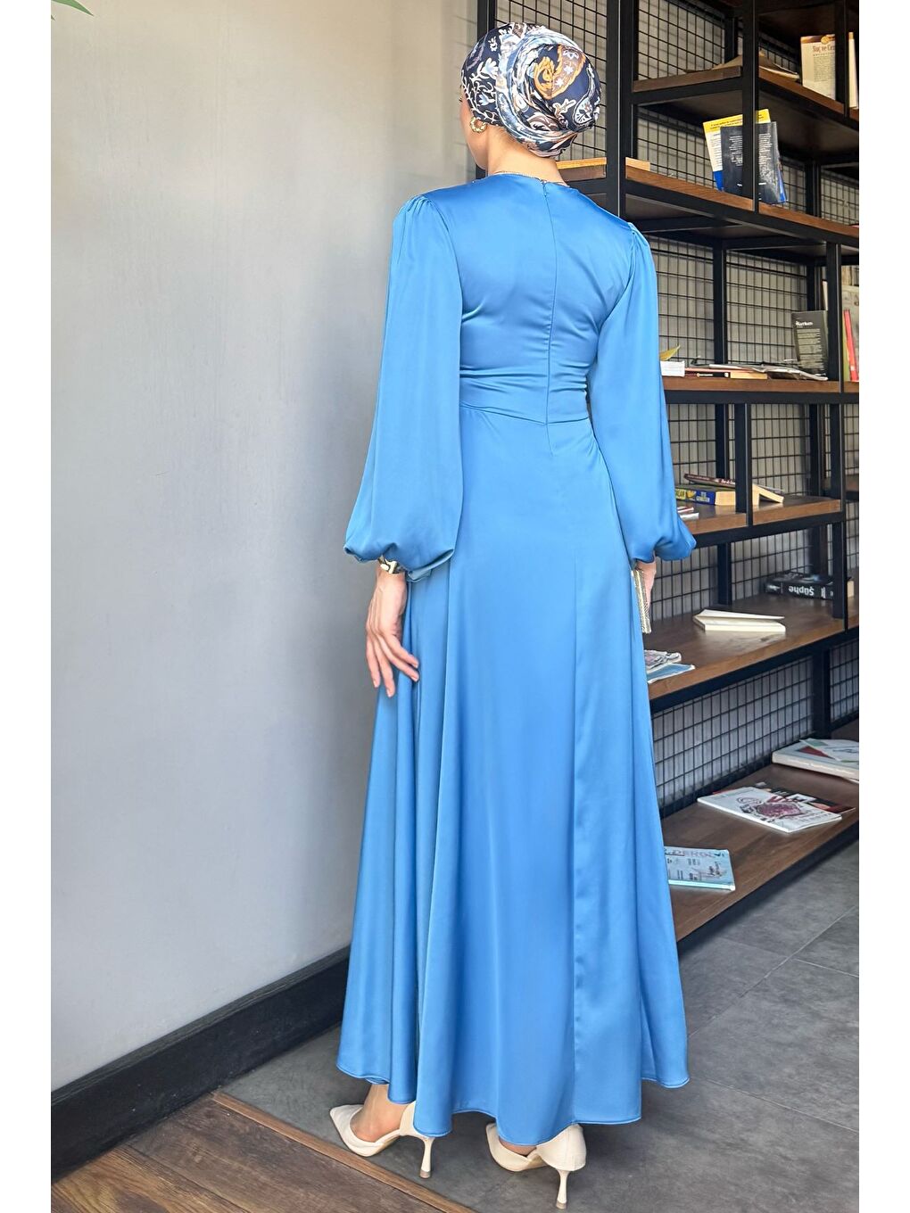 Mavi Yan Bağcık Detaylı Tesettür Saten Abiye Elbise-7